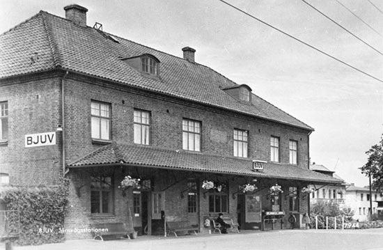Bjuv stationshus p 1950-talet. Ombyggt och tillbyggt under ren 1910-1920