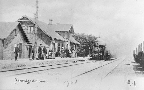 Bjuv station 1901. Det ankommande tget dras av loket HHJ 2 "Bjuf".