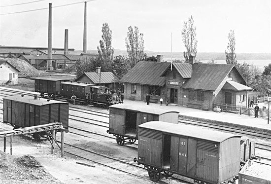 Billesholm station omkring 1900. Lokaltget mot Bjuv str klart fr avgng och lok HHJ 9 "Billesholm" svarar fr dragkraften