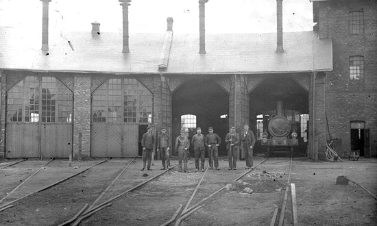 Lokstallet i Billinge omkring 1915. Stallpersonalen med HHJ lok 3 "Ranlsa" inne i stallet. Stallet eldhrjades 1932 och blev aldrig teruppbyggt.