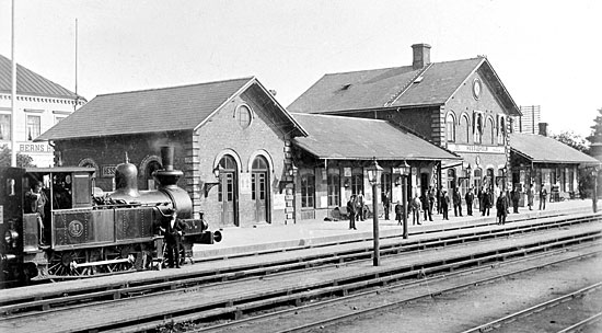 Hssleholm 1901. Statens Jrnvgars station p sdra stambanan och Helsingborg - Hssleholm Jrnvgs norra ndpunkt. Loket r SJ Ob 25 "Balder".