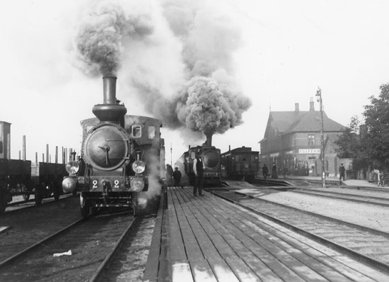 Klippans station 1907, till vnster HHJ lok 2 "Bjuf" och till hger HHJ lok 16 "Perstorp"