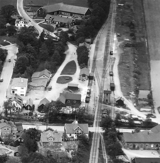 Flygfoto ver stationsomrdet i Rstnga 1935. Uppt i bild r i riktning mot Klippan
