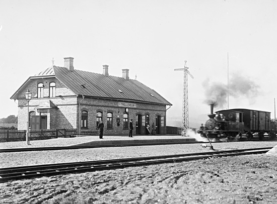 Trolleholm station. Helsingborg - Hssleholms Jrnvg, HHJ lok 22 "Rstnga", fre detta Klippan - Rstnga Jrnvg, KRJ lok 2 "Rstnga", p ingende