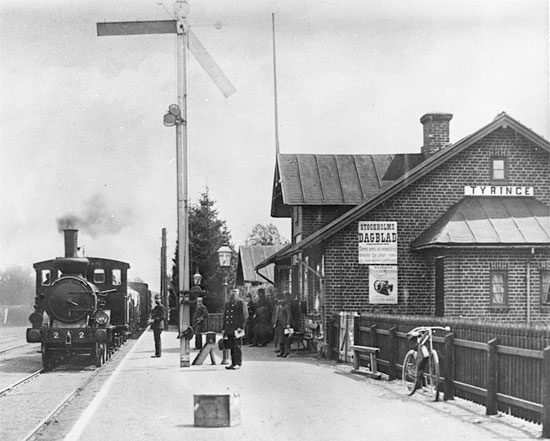 Tyringe 1896. Blandat tg draget av HHJ lok nummer 2 "Bjuf" ankommer till stationen