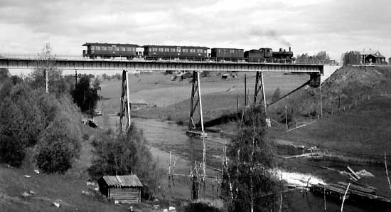 Passenger train passing the bridge over Billstaån.