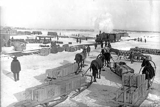 Efter det att vagnarna avkopplats i Torne kommer loket, med skyddsvagn, tillbaka till Haparanda.