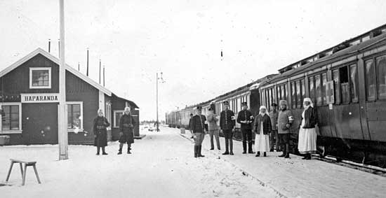 Haparanda 1915. Sjukhustg med personal. Till vnster Haparanda provisoriska stationshus.