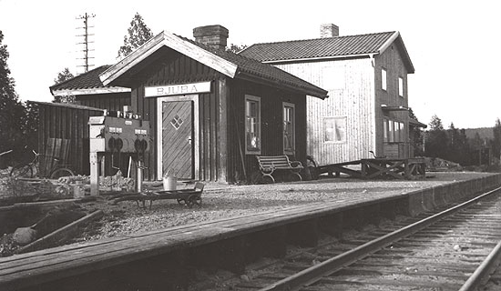 Bjur station 1945. Den hitre byggnaden var det ursprungliga "stationshuset" i Bjur. Den bortre byggnaden r det nya stationshuset som byggdes och togs i bruk 1945
