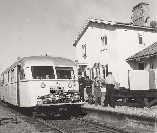 Bjur station omkring 1950. Rlsbussen r p vg mot Karungi och Haparanda.