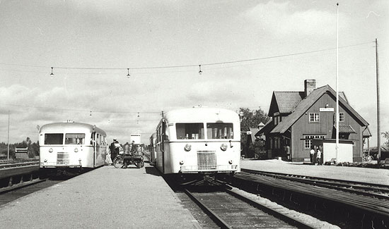 Karungi station omkring 1950. Till vnster rlsbussen som gr mellan Karungi och vertorne. Till hger rlsbussen som just har kommit frn Boden och strax kommer att fortstta mot Haparanda