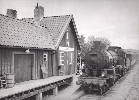 B-loksdraget persontg gr uppehll vid Luppio station 1950
