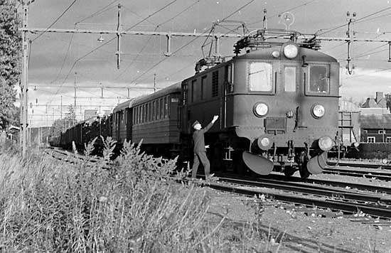 Tibro station year 1975. Engine Du2 427
