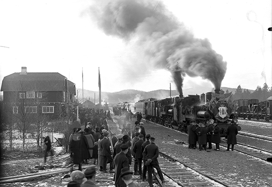 Svegs station 9 november 1924. Invigningståget på den nya statsbanan Sveg - Hede står berett att starta premiärfärden