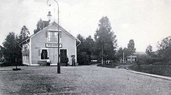 Stationshuset i Bånghammar omkring 1912. Jämför med föregående bild. Foto efter gammalt vykort.