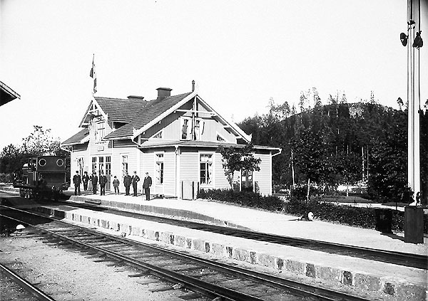 Silverhöjdens Järnvägsstation vid Frövi - Ludvika Järnväg. Föreningsstation med Silverhöjden - Mossgruvans Järnväg. Året troligen 1903