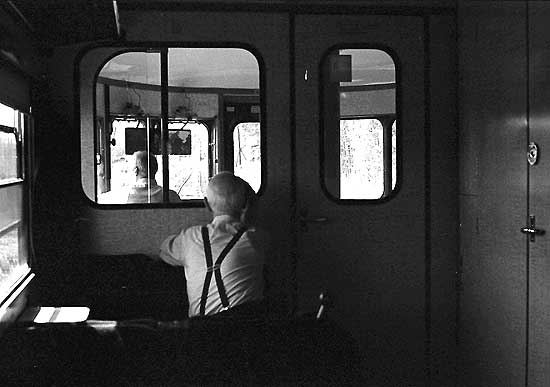 Rlsbussen nrmar sig Enkping kl. 12.55 med endast tv passagerare 1976-05-18