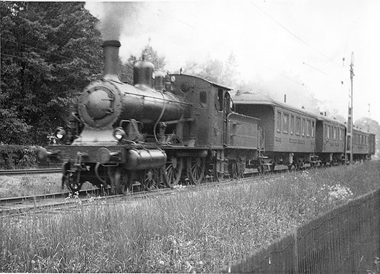UEJ passeger train leaving Uppsala bound for Enkping year 1937