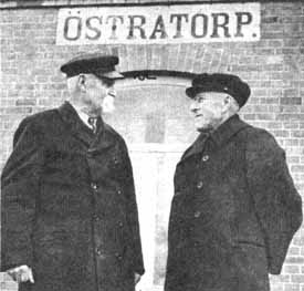 Johan Mauritzon och Jöns Nilsson Linne framför stationshuset i Östratorp