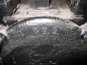 Locken på tenderns lagerboxar fick de ingjutna SJ bokstäverna bortslipade under OKB tiden. Dessa ersattes med ett instansat ”OKB”.