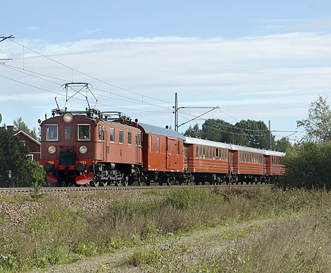 OKBv:s Dk 432 med tåg på väg in till 