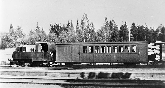 AOJ lok nummer 1 med persontg i Ormaryd p 1920-talet. 