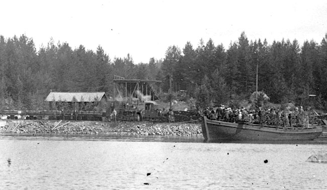 Svartbäcken, ÅJ:s södra ändpunkt. Midsommarfirande omkring 1910. Loken ÅG och KORSÅN har på lövade boggivagnar transporterat midsommarfirare
