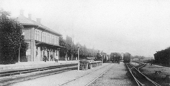 Fgelsta station gd av Statens Jrnvgar och fotograferad i brjan av 1900-talet . Anslutningsstation med SJ och FVJ. Spren lngst till hger tillhr FVJ