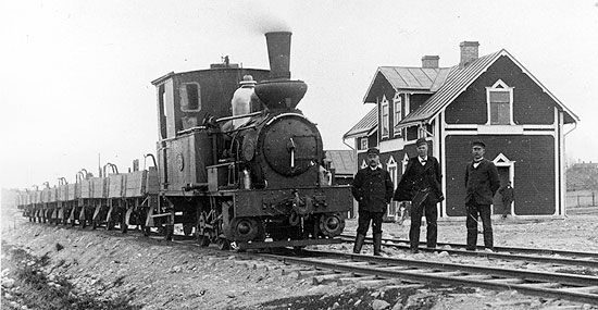 Grustg, draget avMJ lok nummer 4, inne p Rings blivande station. Stationshuset har kommit under tak och ret r 1907.
