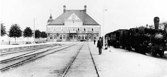 Oskarshamns station and ROJ engine No 1 year 1925