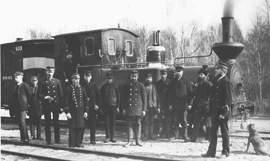 Staff at Gössäter 1892. The engine is No 2 "WENERN"